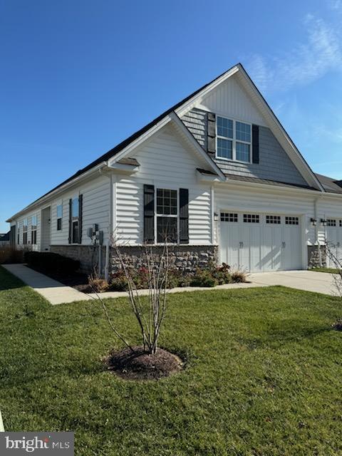 view of front facade featuring a garage and a front yard