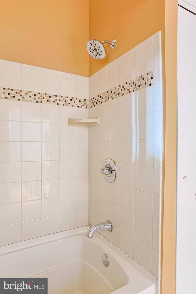 bathroom featuring tiled shower / bath