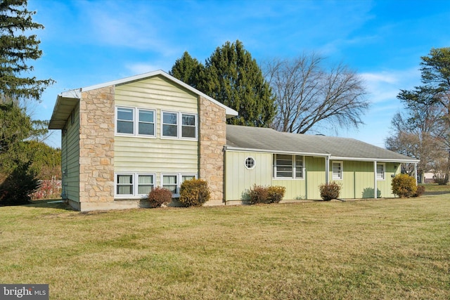 split level home with a front lawn