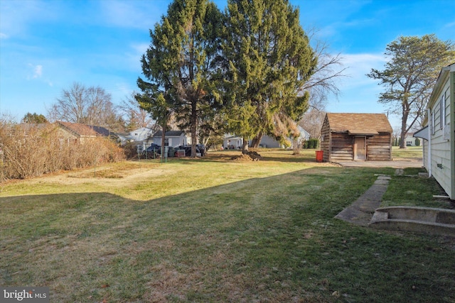 view of yard featuring an outdoor structure