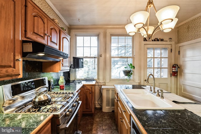 kitchen with sink, stainless steel appliances, an inviting chandelier, tasteful backsplash, and ornamental molding