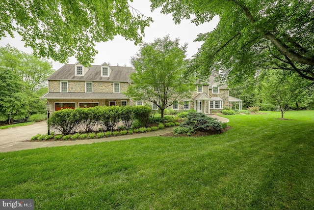 view of front of home featuring driveway and a front yard