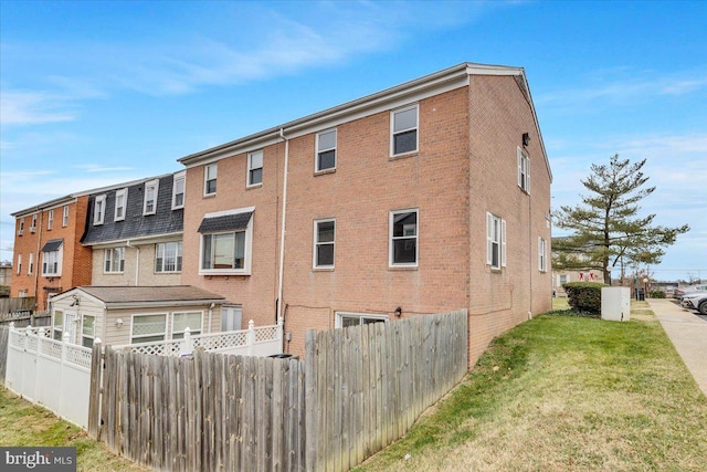 back of house featuring a yard