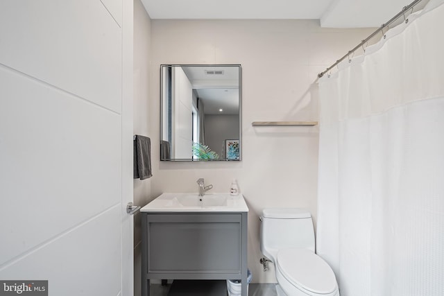 full bathroom featuring toilet, curtained shower, visible vents, and vanity