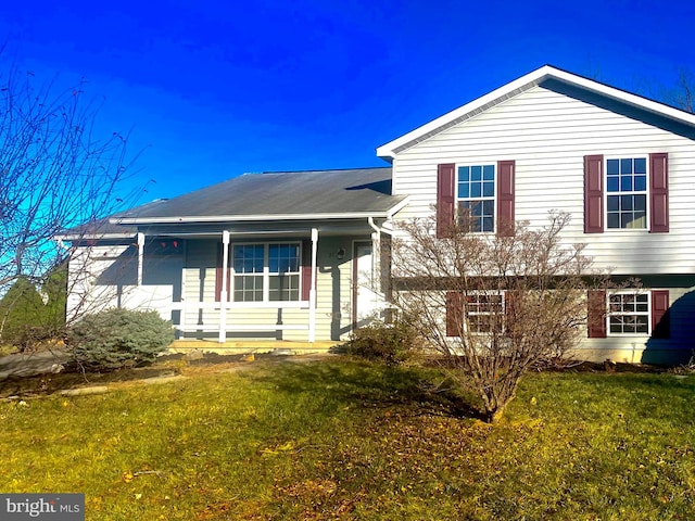 split level home featuring a front yard