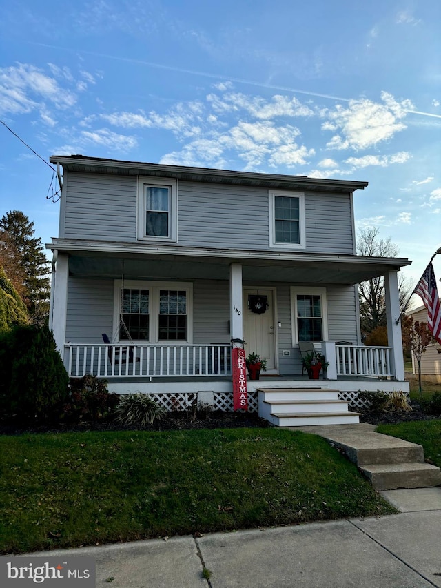 view of front facade featuring a porch and a front lawn