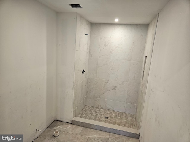 full bathroom with visible vents, a tile shower, and recessed lighting