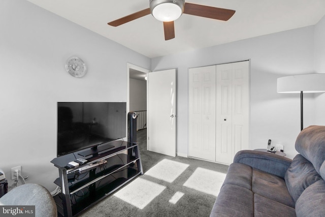 carpeted living room featuring ceiling fan