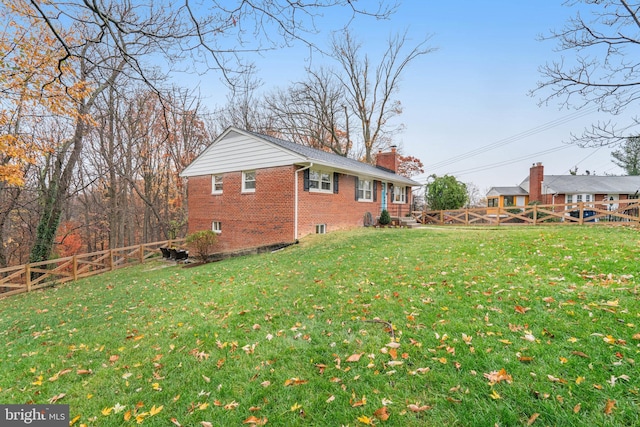 view of side of property featuring a lawn