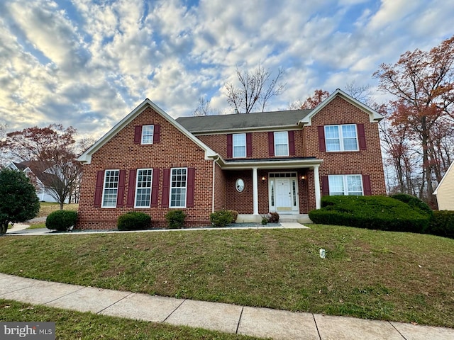 view of front of property featuring a front yard