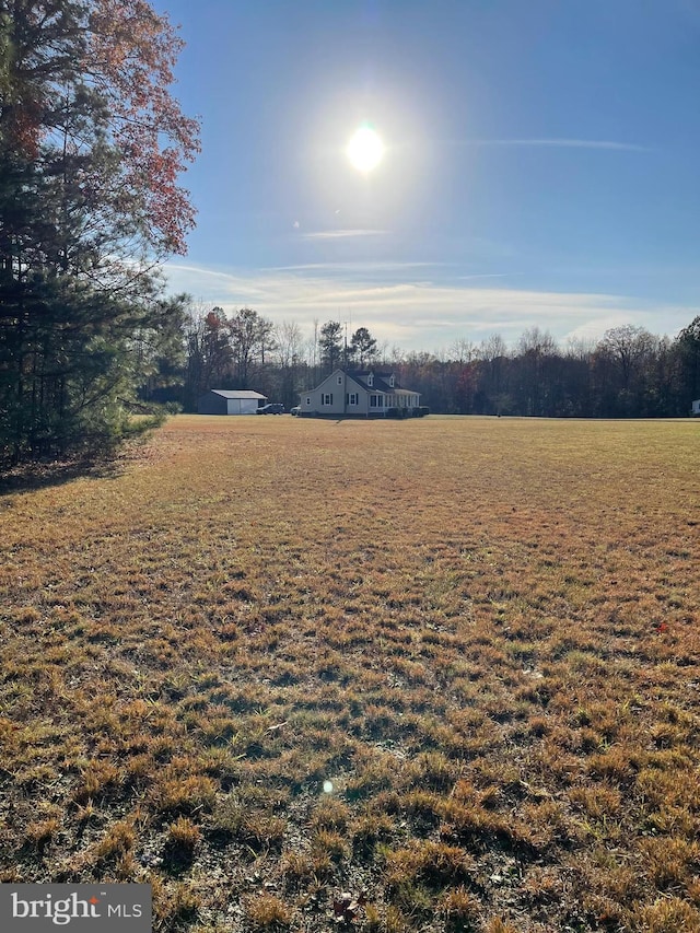 view of yard featuring a rural view