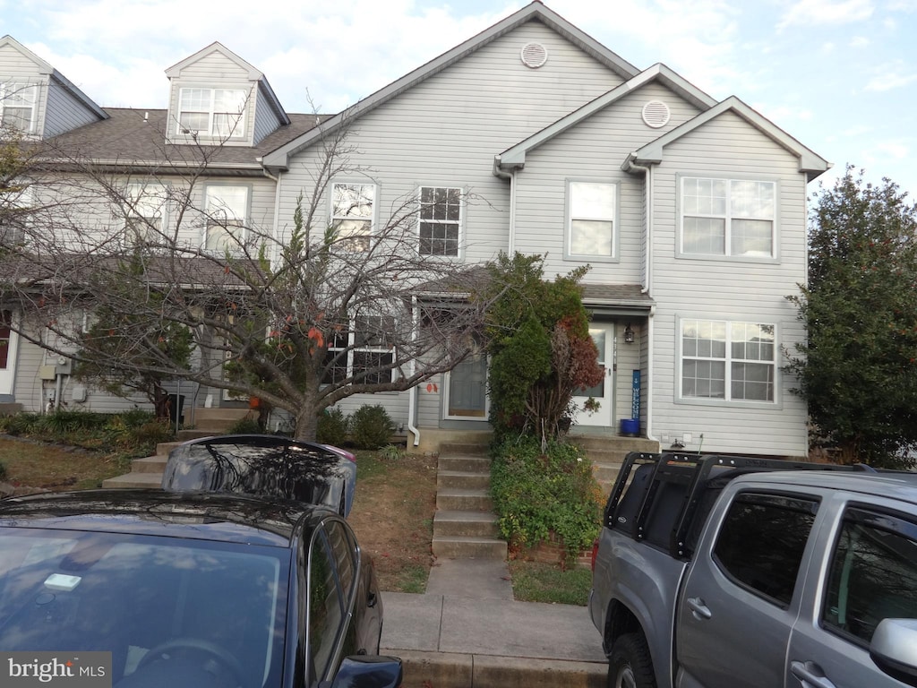 view of front of home featuring washer / dryer