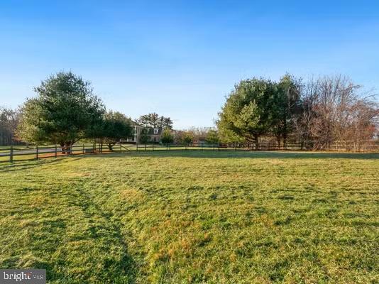 view of yard featuring a rural view