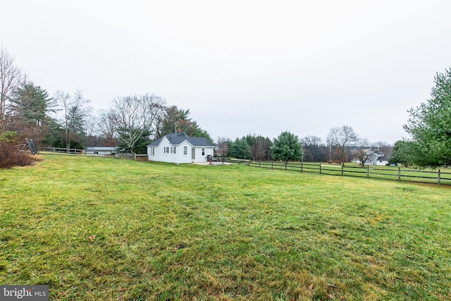 view of yard featuring a rural view