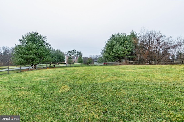 view of yard featuring a rural view