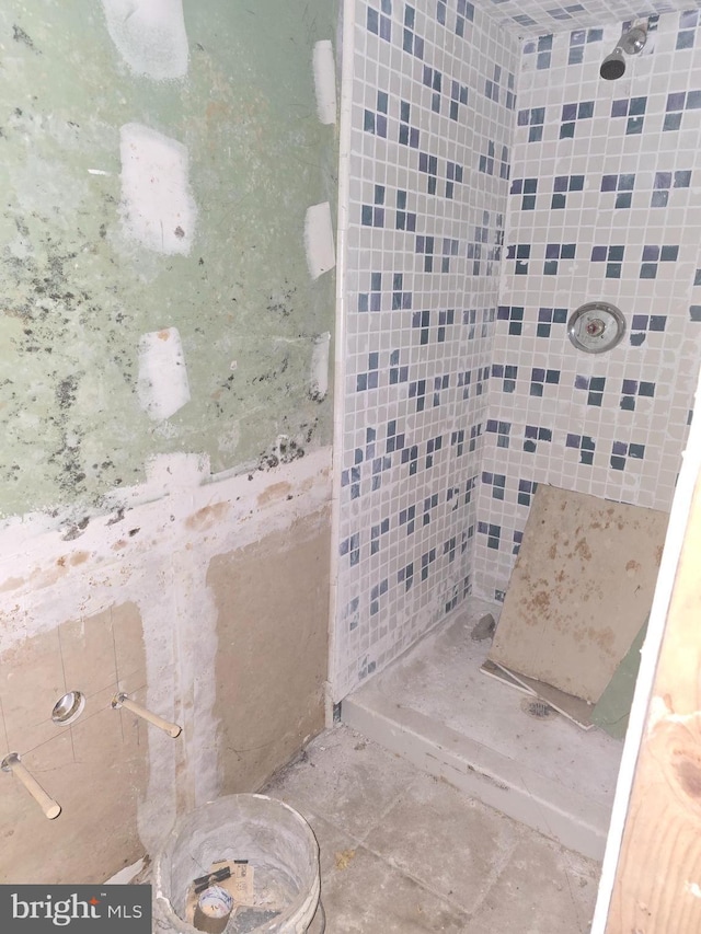 bathroom featuring a tile shower