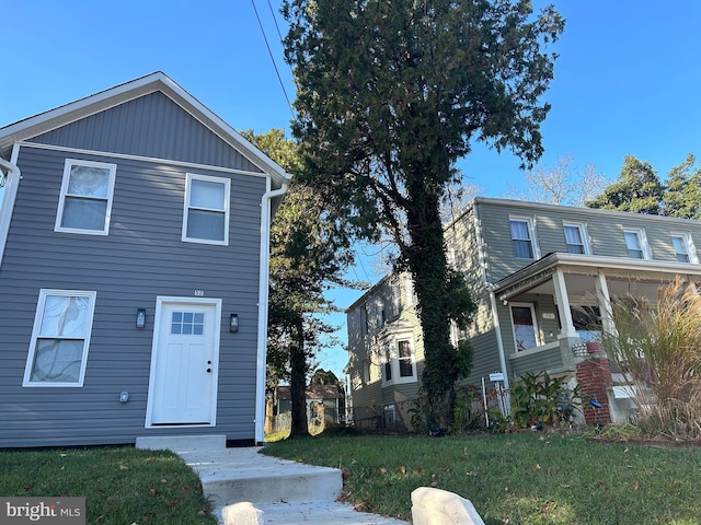 view of front of house featuring a front lawn