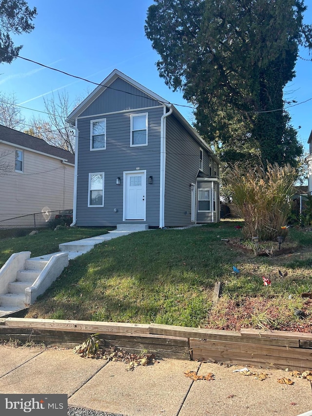 view of front property featuring a front lawn