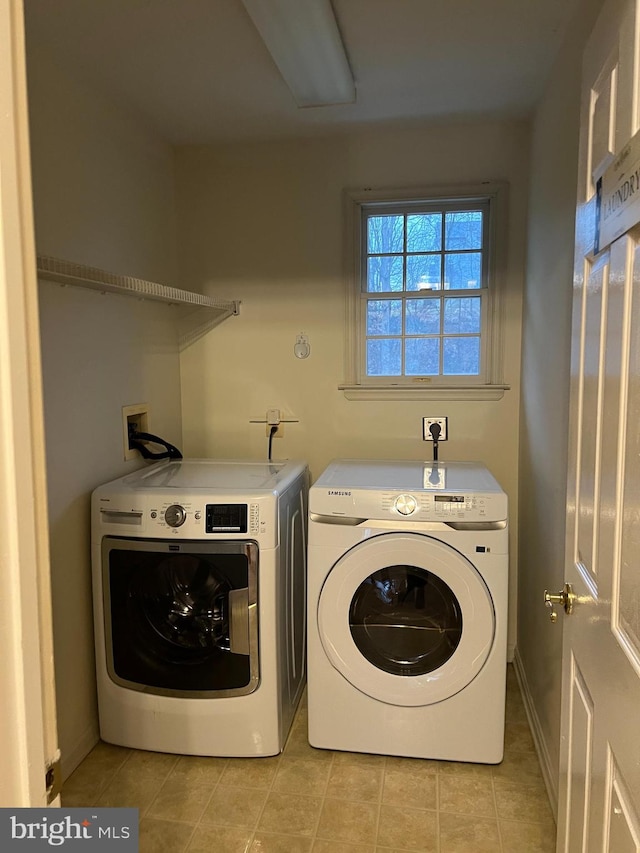 laundry room featuring laundry area, independent washer and dryer, baseboards, and light tile patterned floors