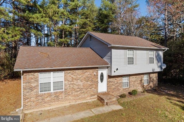 view of front of home featuring a front lawn