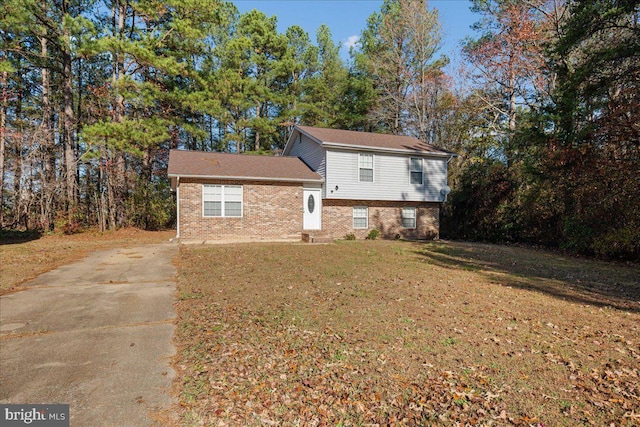 view of front facade with a front yard