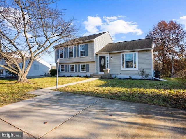 view of front of property featuring a front yard