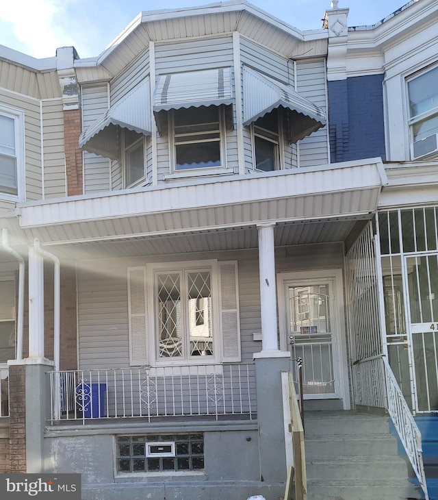 entrance to property featuring covered porch