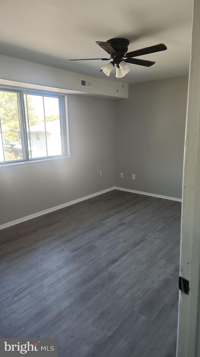 empty room featuring dark hardwood / wood-style floors and ceiling fan