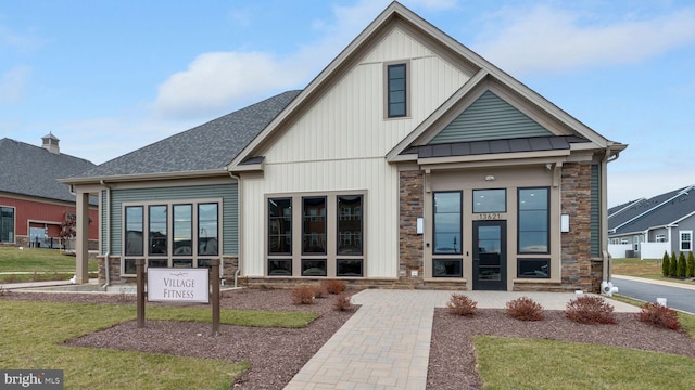 view of front of property with a front yard