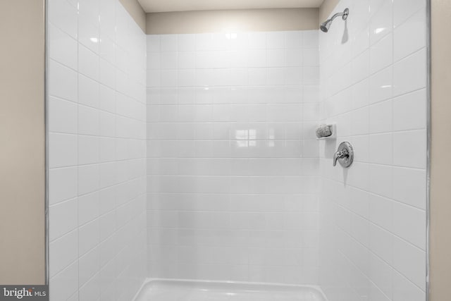 bathroom featuring tiled shower