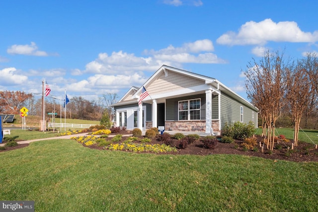 craftsman-style house featuring a front yard