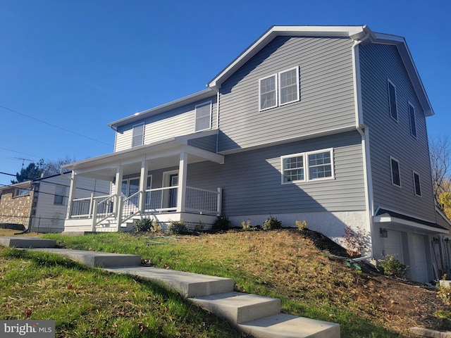 view of front of house with covered porch and a garage