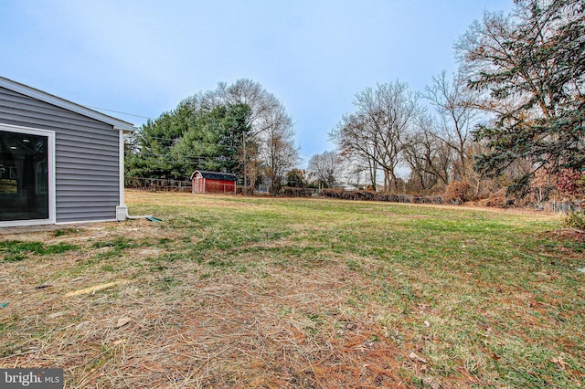 view of yard featuring a storage shed