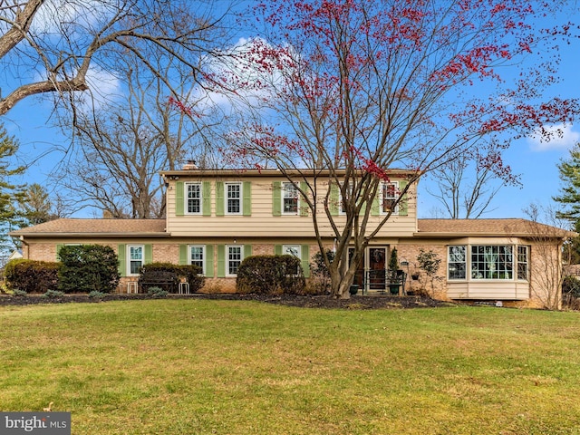 view of front of house with a front lawn