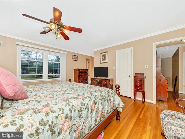 bedroom featuring ceiling fan, crown molding, and light hardwood / wood-style flooring