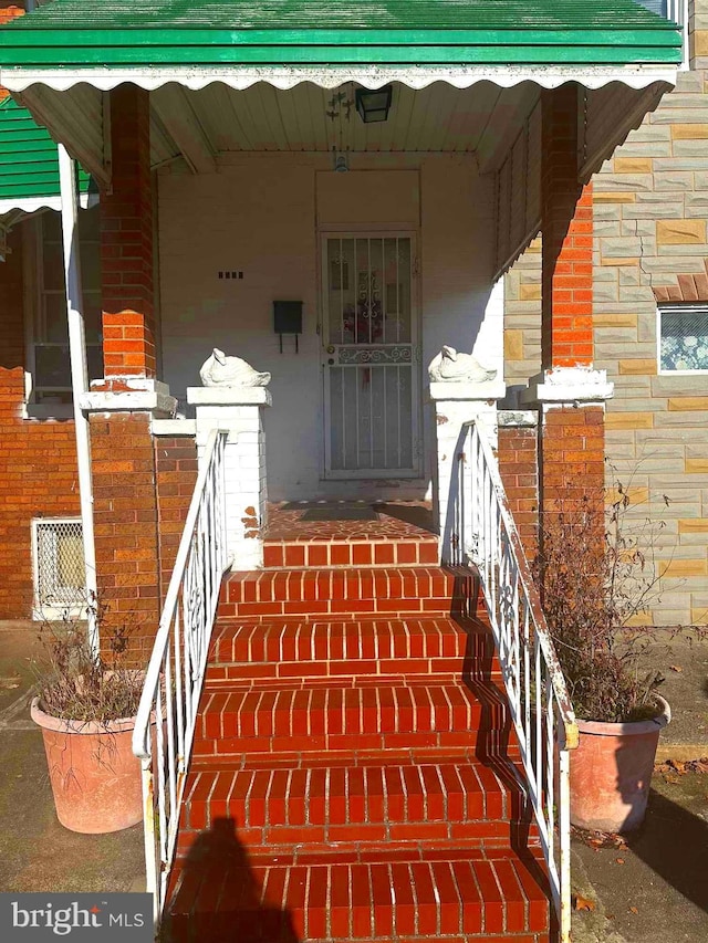 entrance to property featuring covered porch