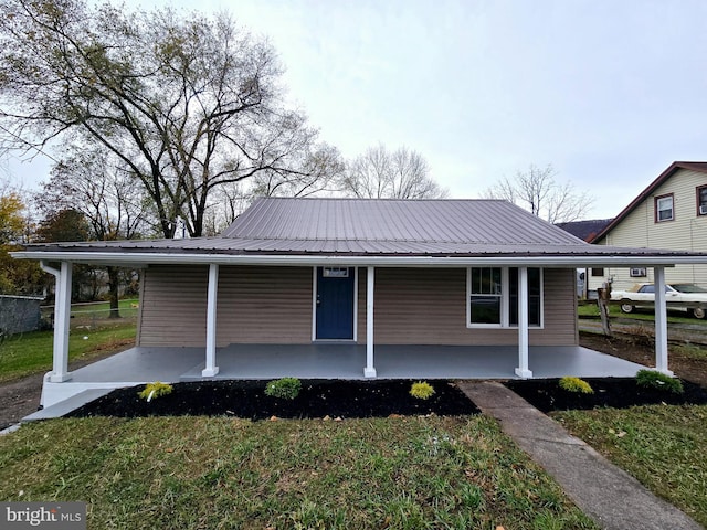 farmhouse featuring a front yard