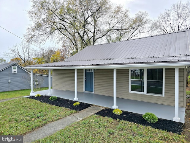 view of front of house featuring a front lawn