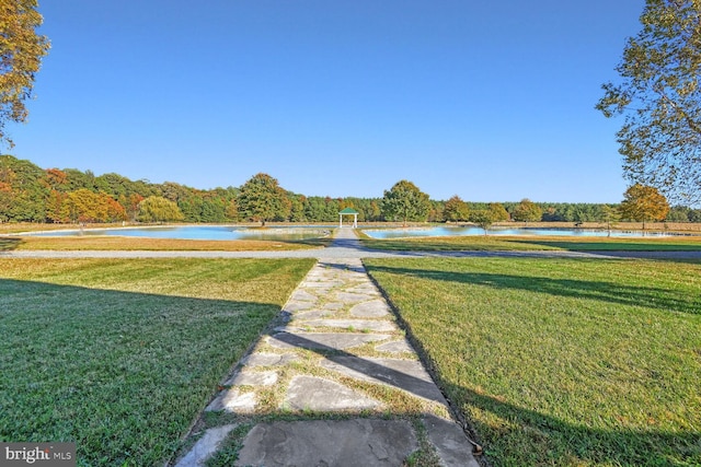 view of yard featuring a water view