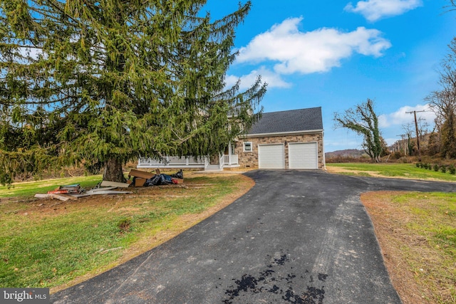 view of front facade featuring a front yard and a garage