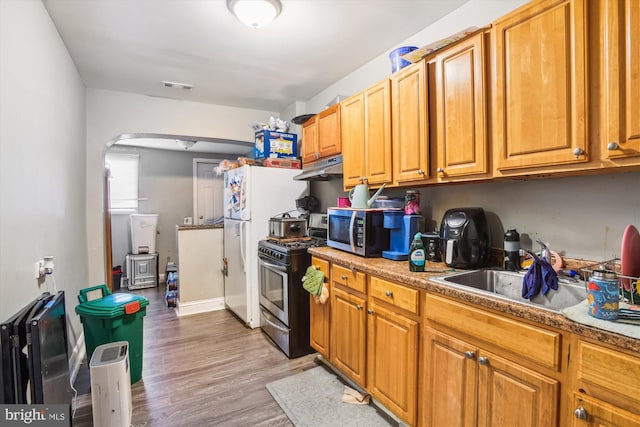 kitchen featuring appliances with stainless steel finishes, light hardwood / wood-style flooring, and sink