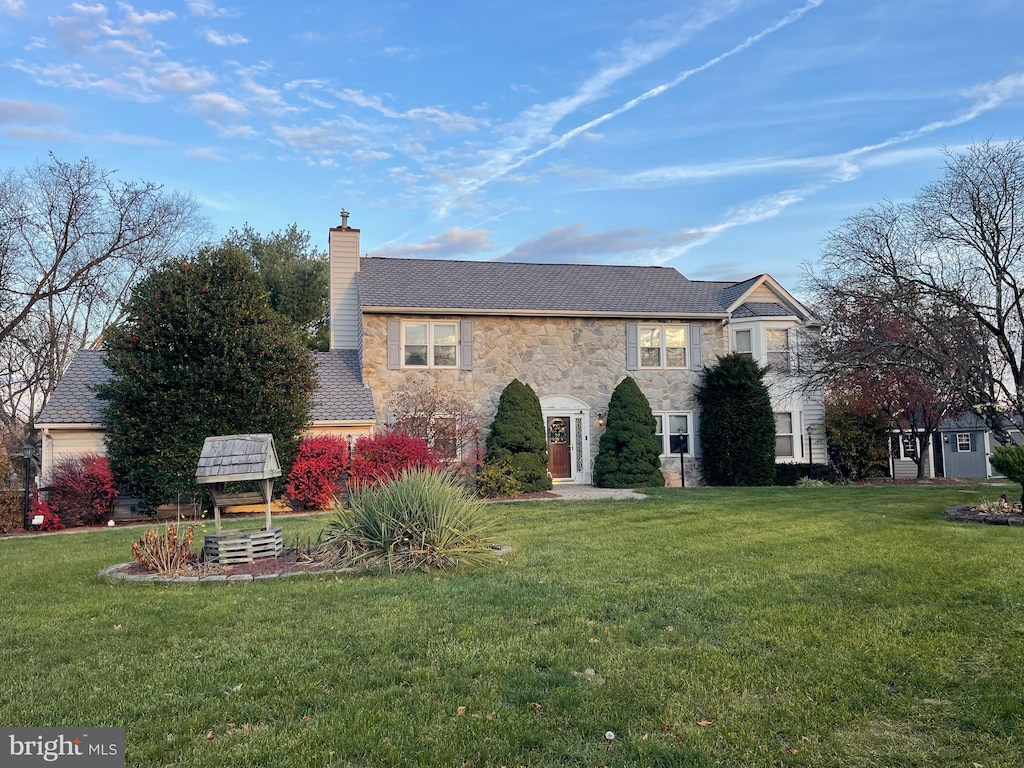 view of front of home featuring a front lawn