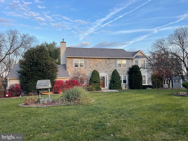 view of front of home featuring a front lawn