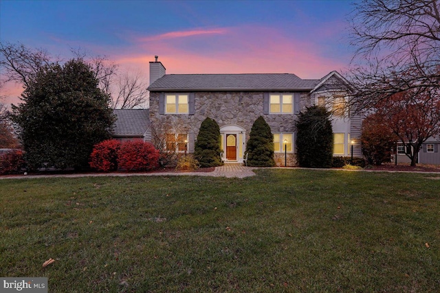 view of front of house featuring a lawn