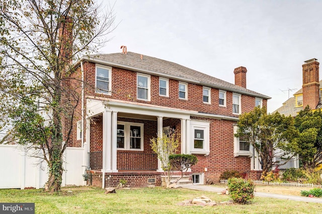 view of front of home with a front lawn