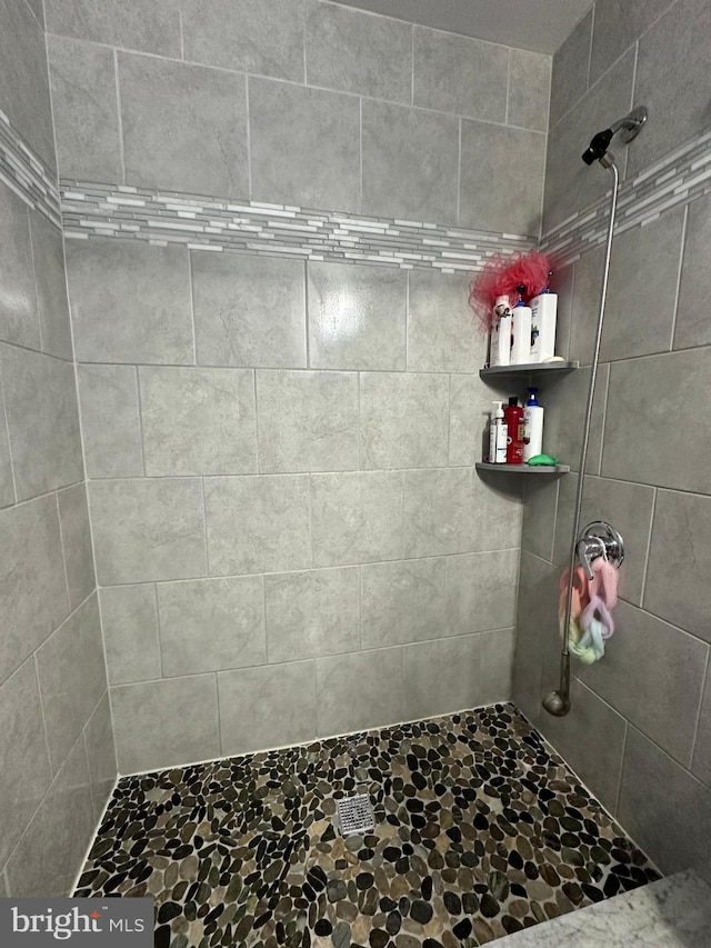 bathroom featuring a tile shower