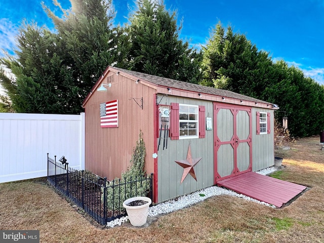 view of outdoor structure featuring a yard