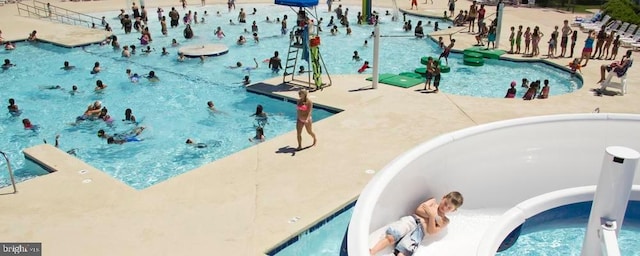 view of swimming pool featuring a jacuzzi