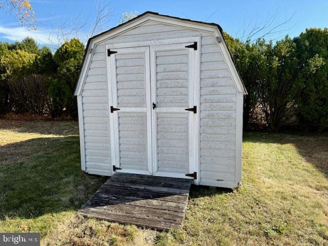 view of outbuilding featuring a yard