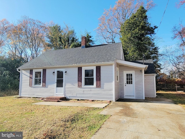 view of front of home featuring a front yard